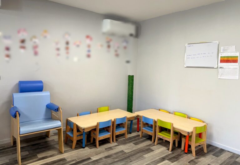 Le coin repas, avec les petites tables et chaises adaptées aux enfants